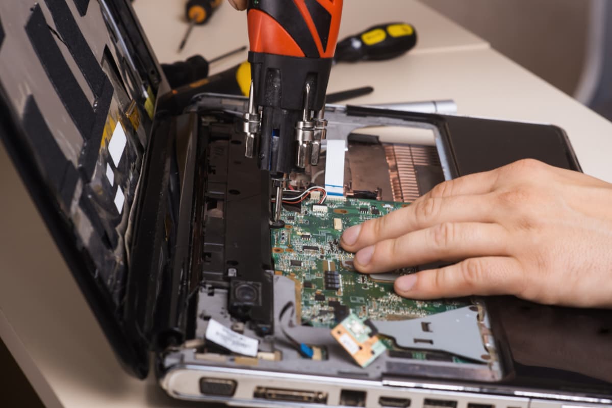 パソコン、ビジネスフォンなど機器類の解体・分別の画像